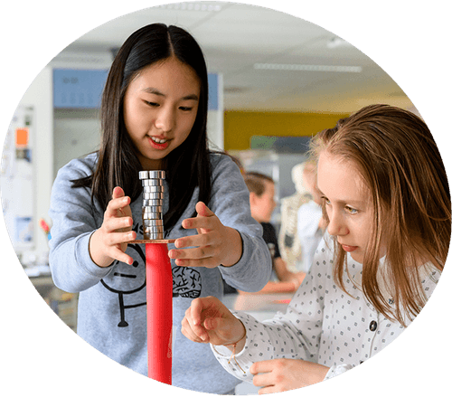 Leerlingen van het VWO doen een proefje tijdens practicum