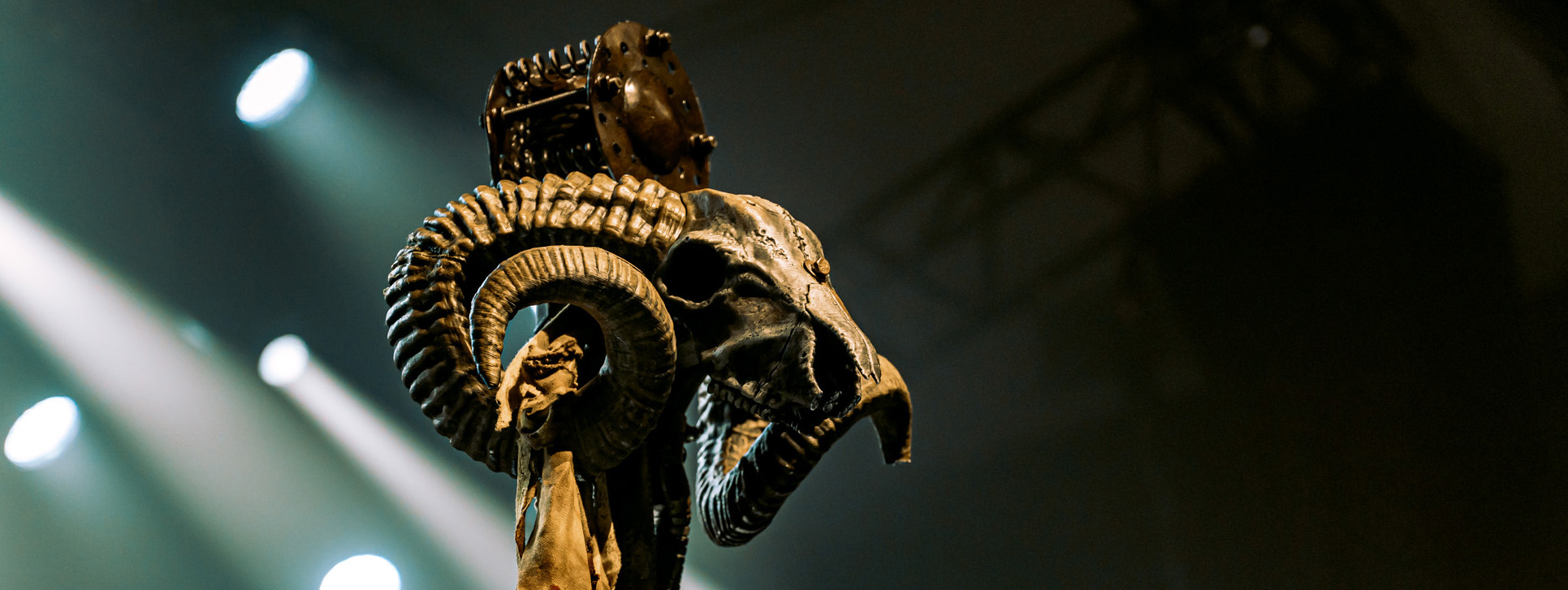 Une tête de bélier sculpté sur le micro de Finntroll 