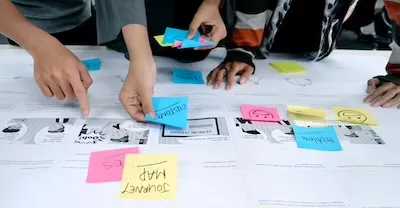 Equipo analizando las necesidades de sus clientes