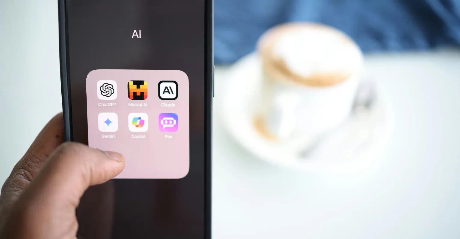 Teléfono celular con apps de inteligencia artificial