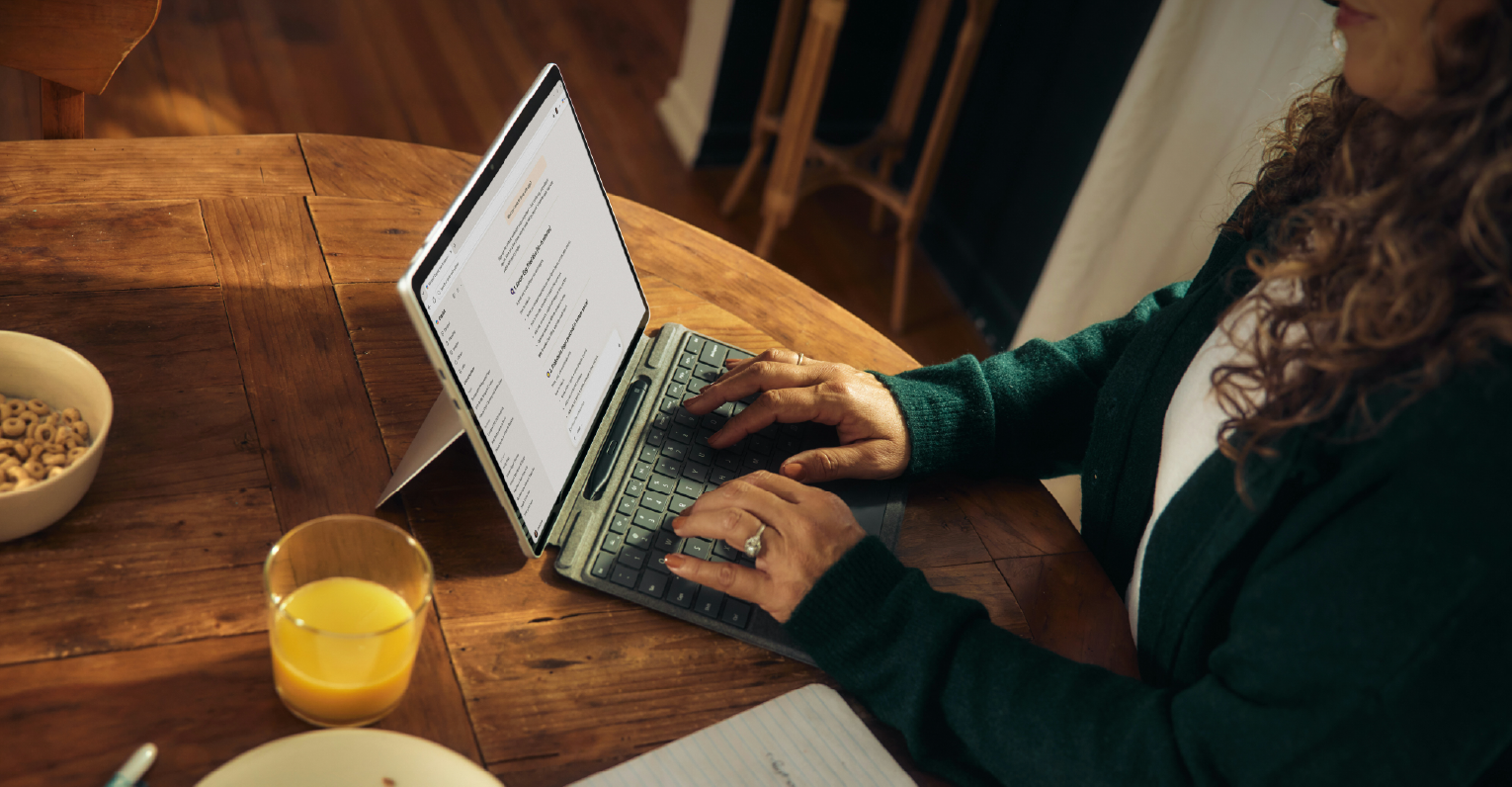 Mujer ecribiendo en una laptop que muestra una plataforma de Inteligencia Atificial