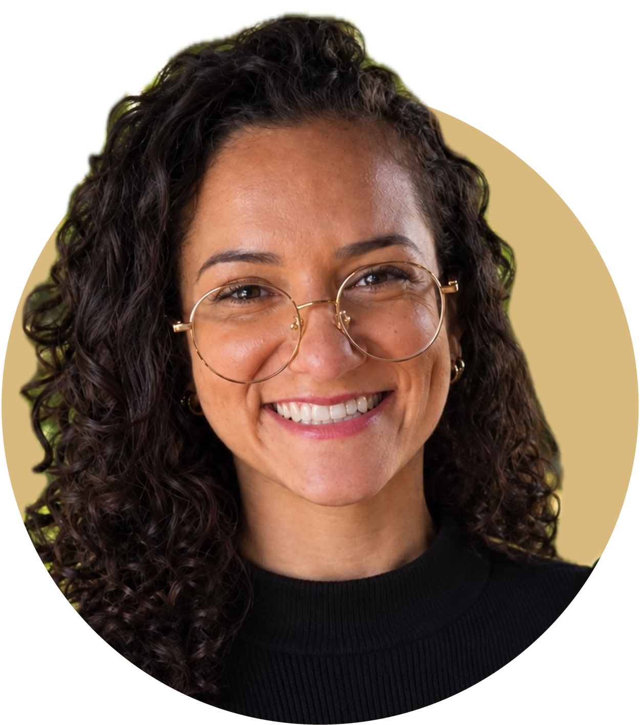Picture of Jéssica. She has curly dark hair, wears glasses and is smiling.