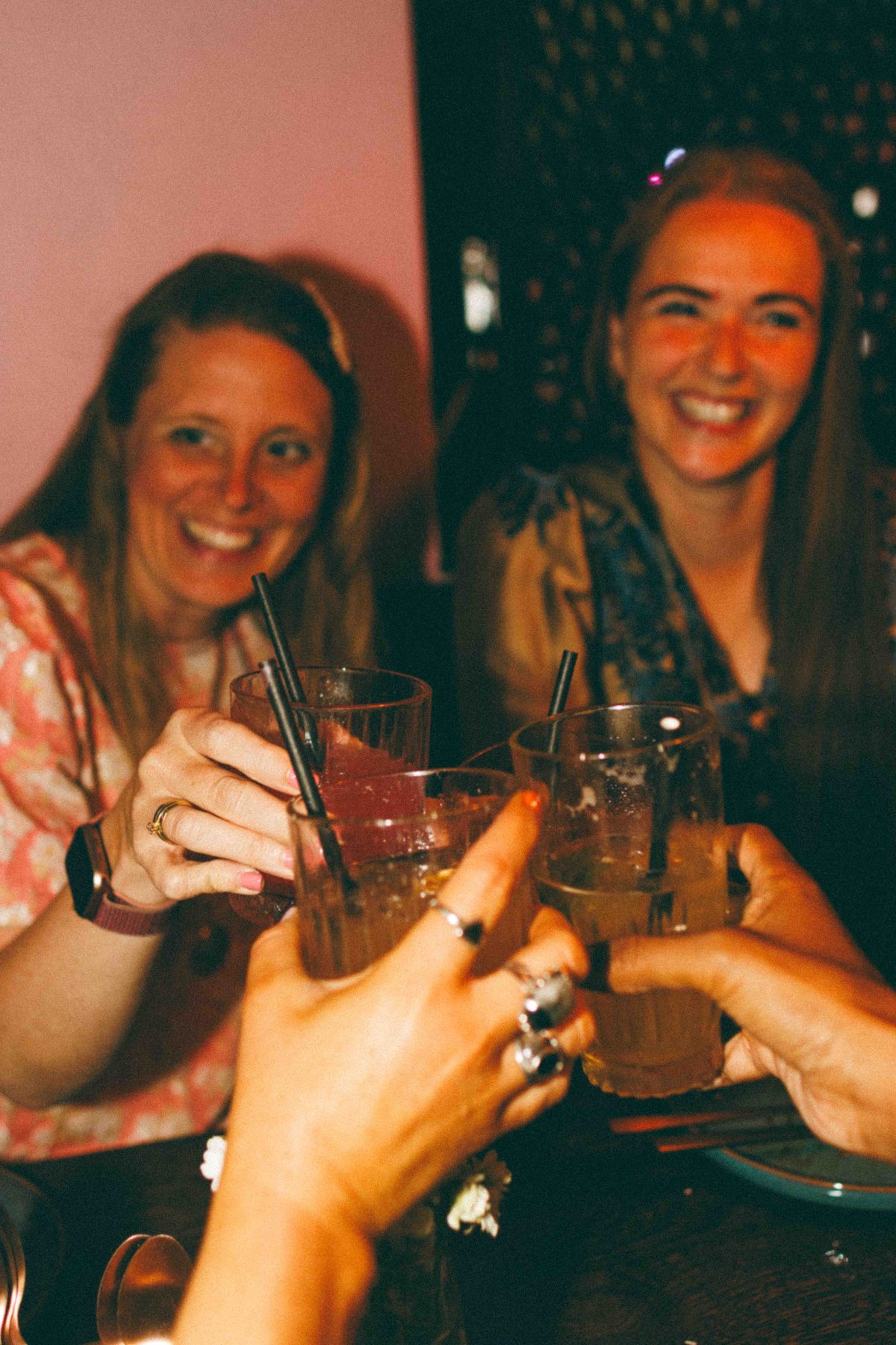 Gæster skåler med cocktails hos Chaacha