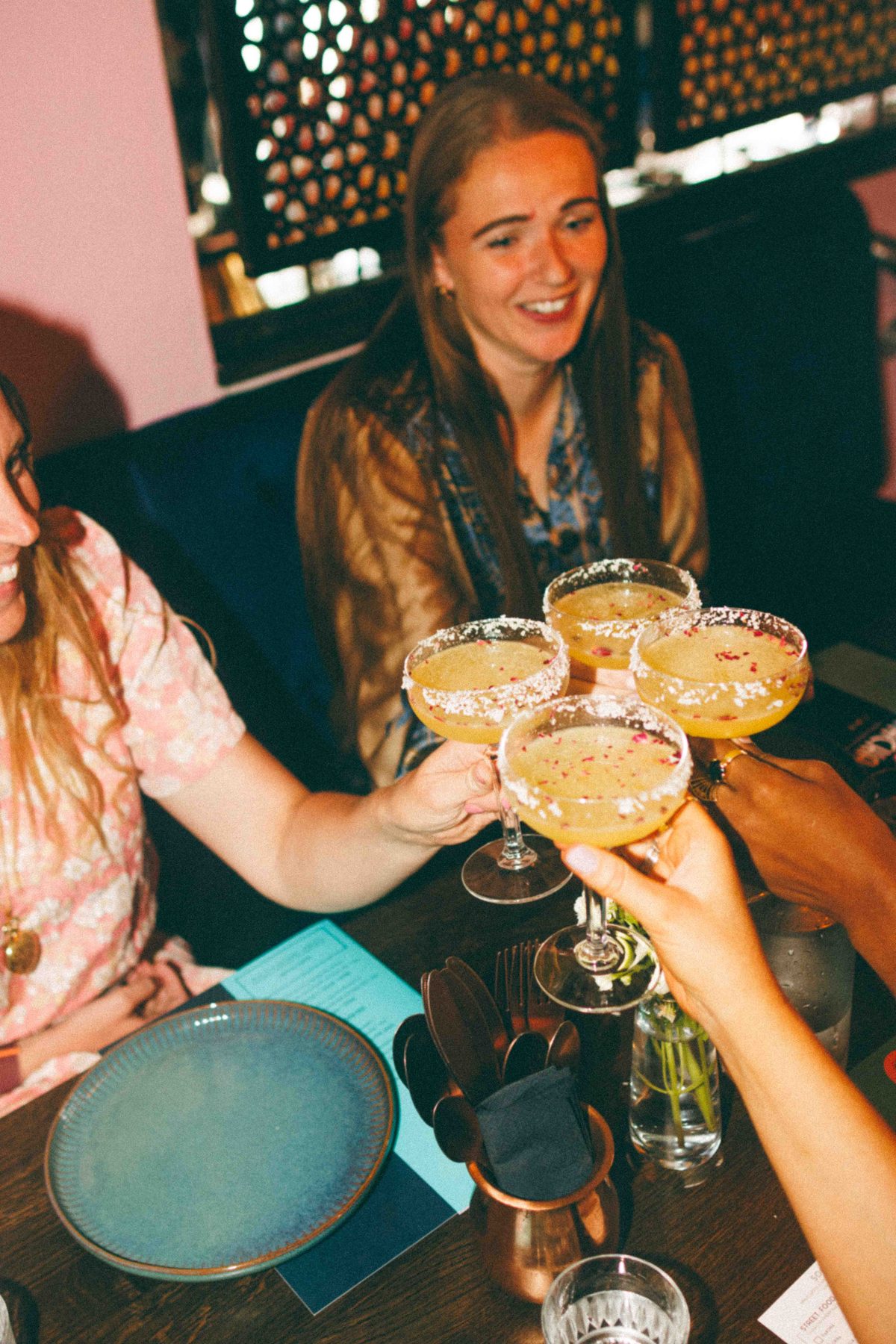 Selskab skåler med cocktails over bordet hos Chaacha
