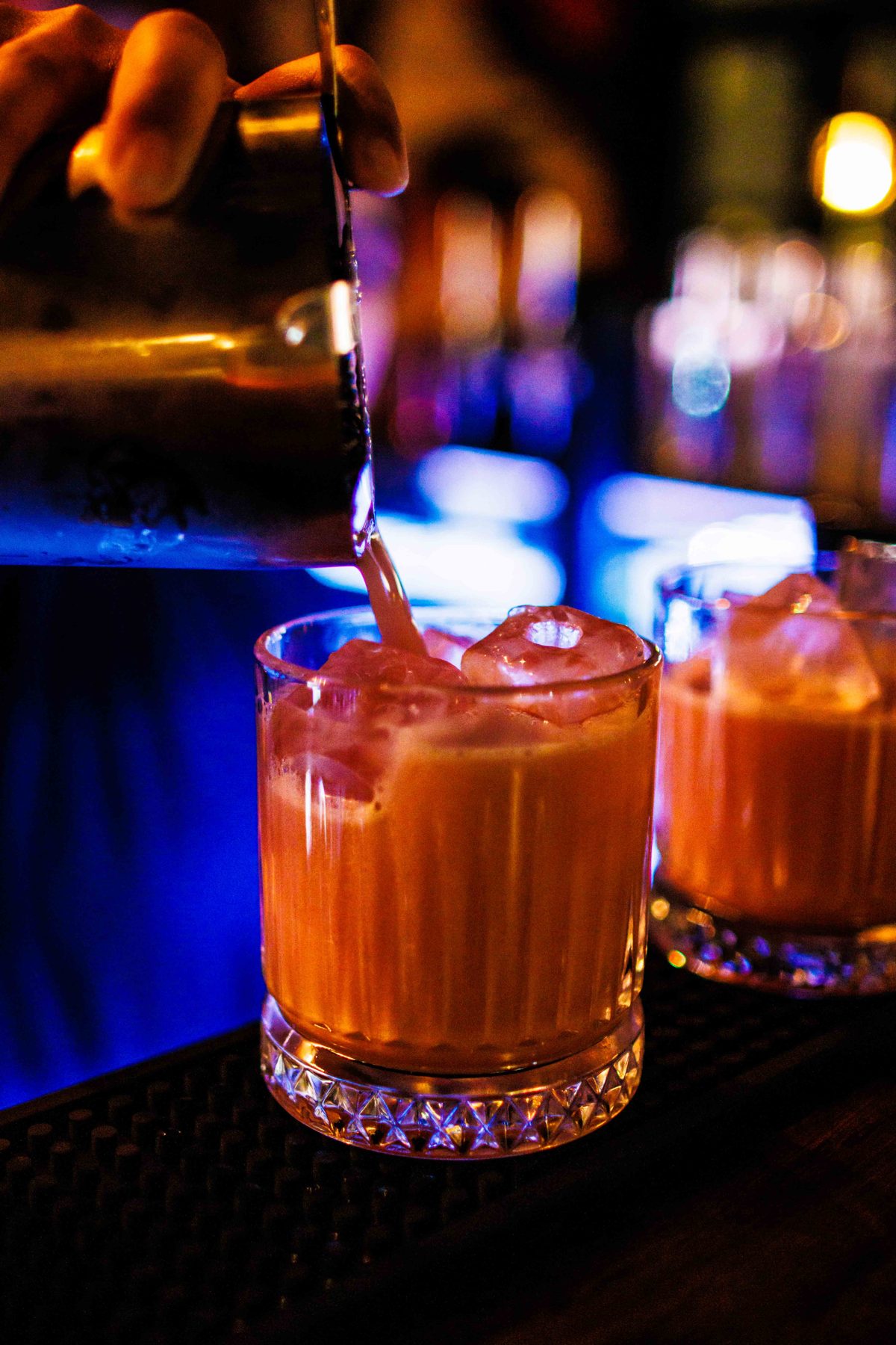 Cocktails hældes op i Chaachas bar