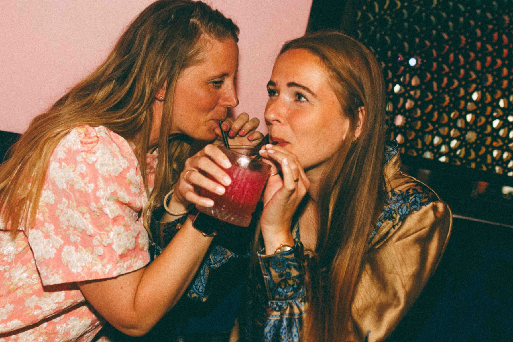 To gæster deler en drink hos Chaacha