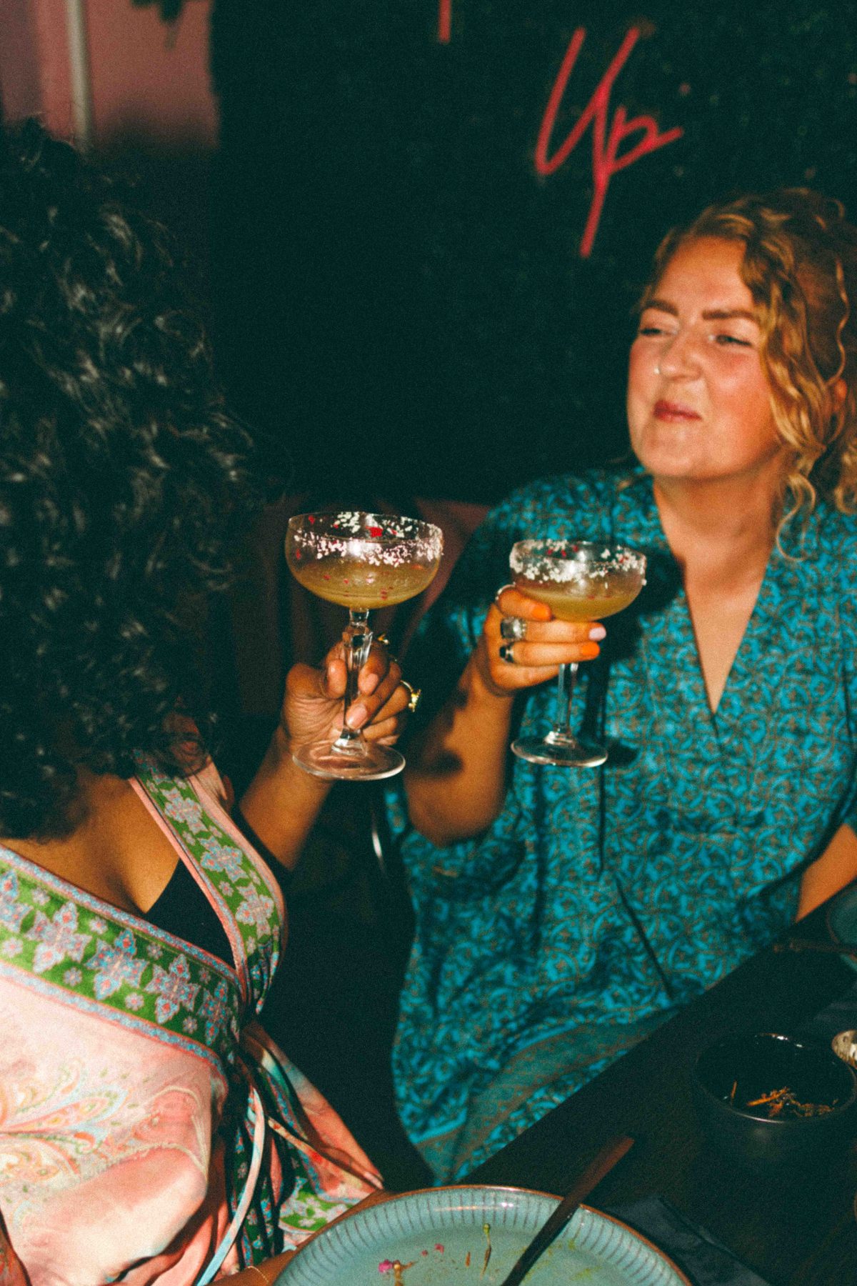 Gæster med cocktails ved bordet hos Chaacha