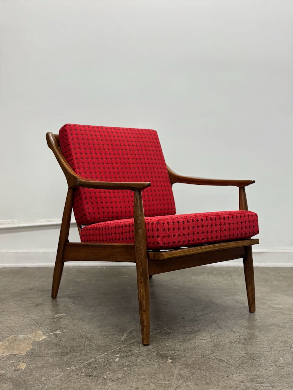 Vintage Red Paoli Lounge Chair