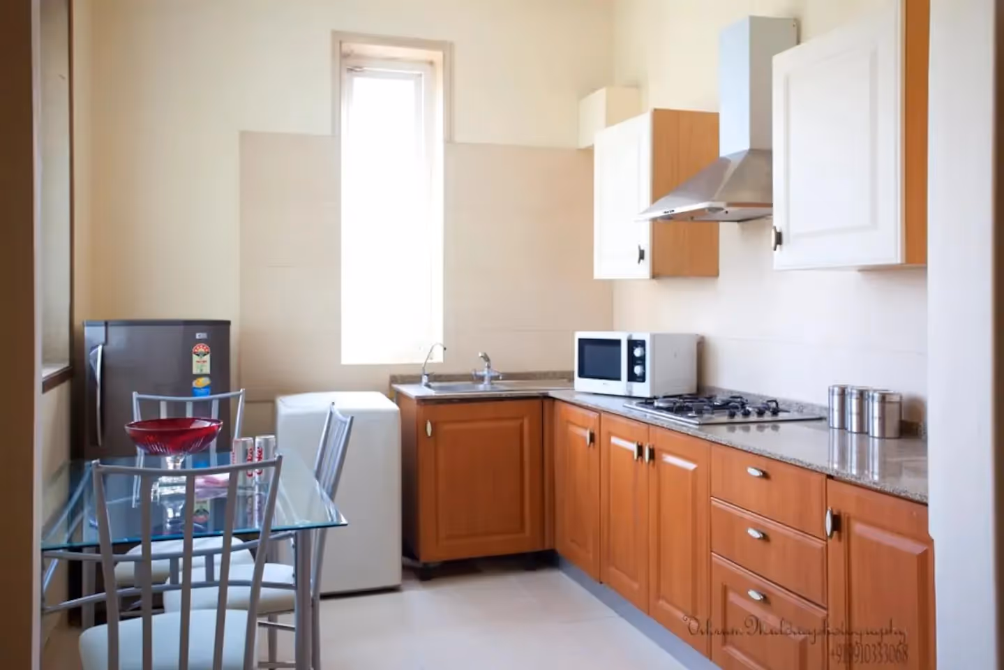 Full kitchens in the 2BHK apartment for cooking in the apartment. Ideal for families looking for self cooking options when coming to Gurugram for the long term. Serviced apartments near Medanta Medicity