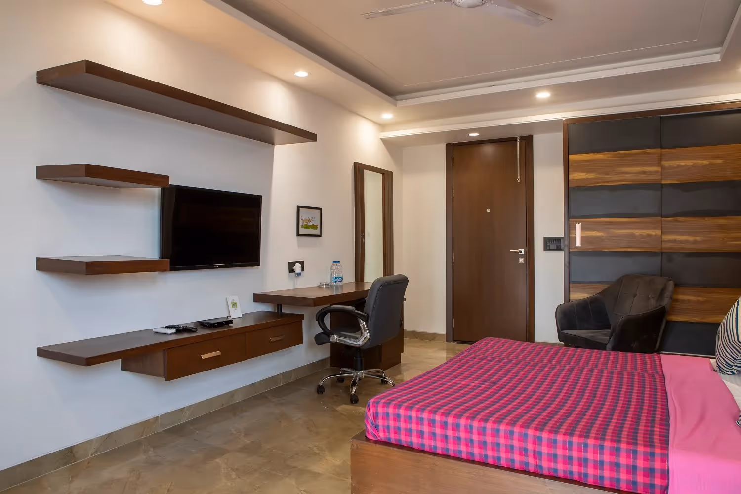 Fully furnished studio apartment in cyber city with Perch - Beds, cupboards, desk, chair and all appliances