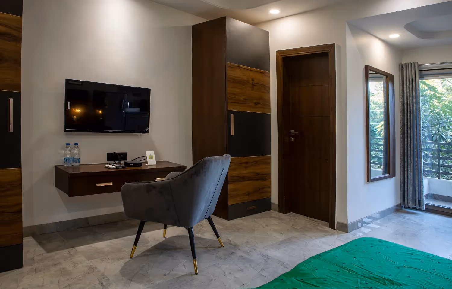 Work desk and chair in the service studio apartment near IGI Airport - Ideal for corporates, tourists who like to work from home occasionally