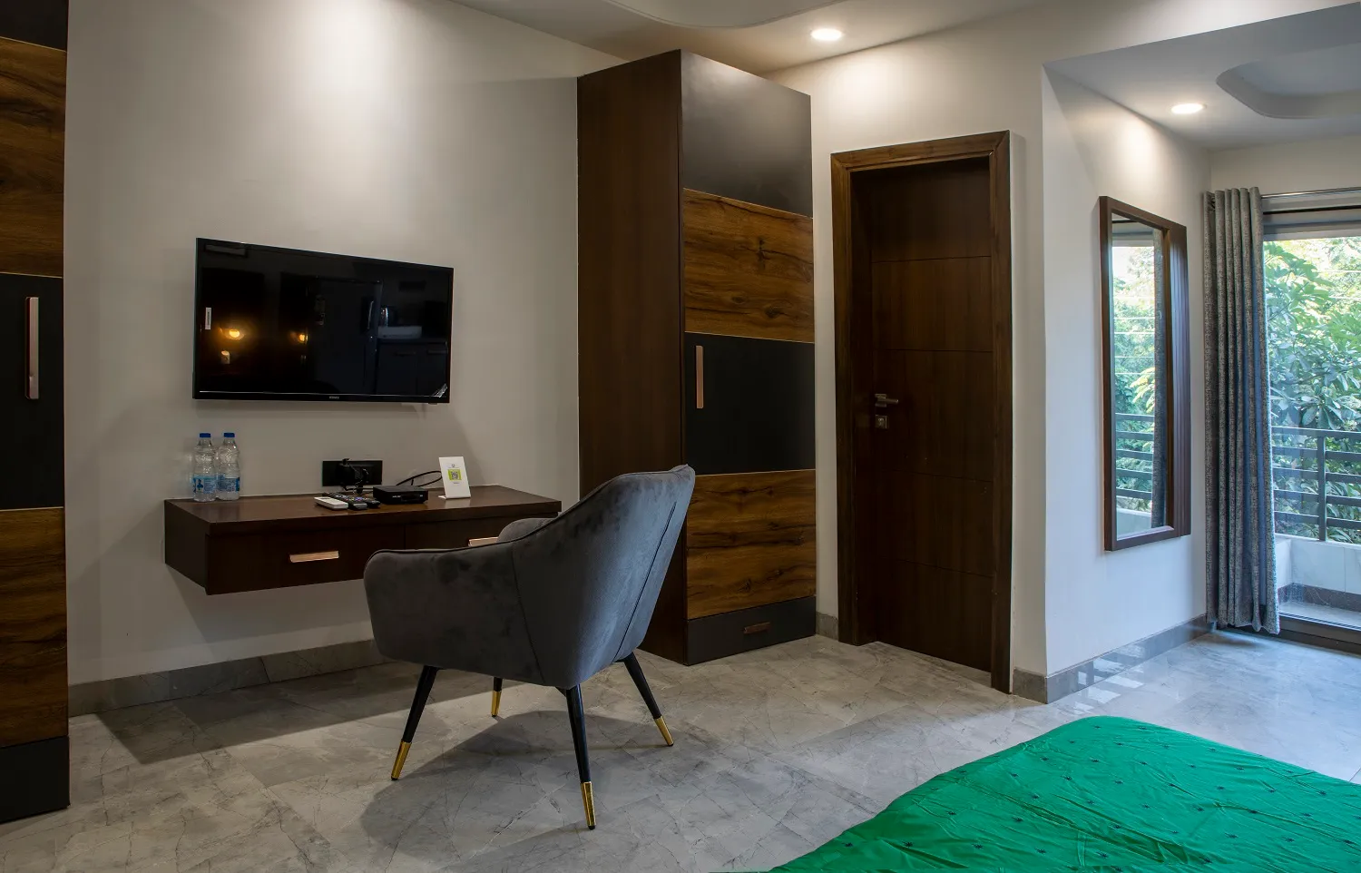 Work desk and chair for the working professional in the serviced studio near Cyber City - Has a lot of amenities like wifi, TV, housekeeping and meals. There are both long term and short term price plans