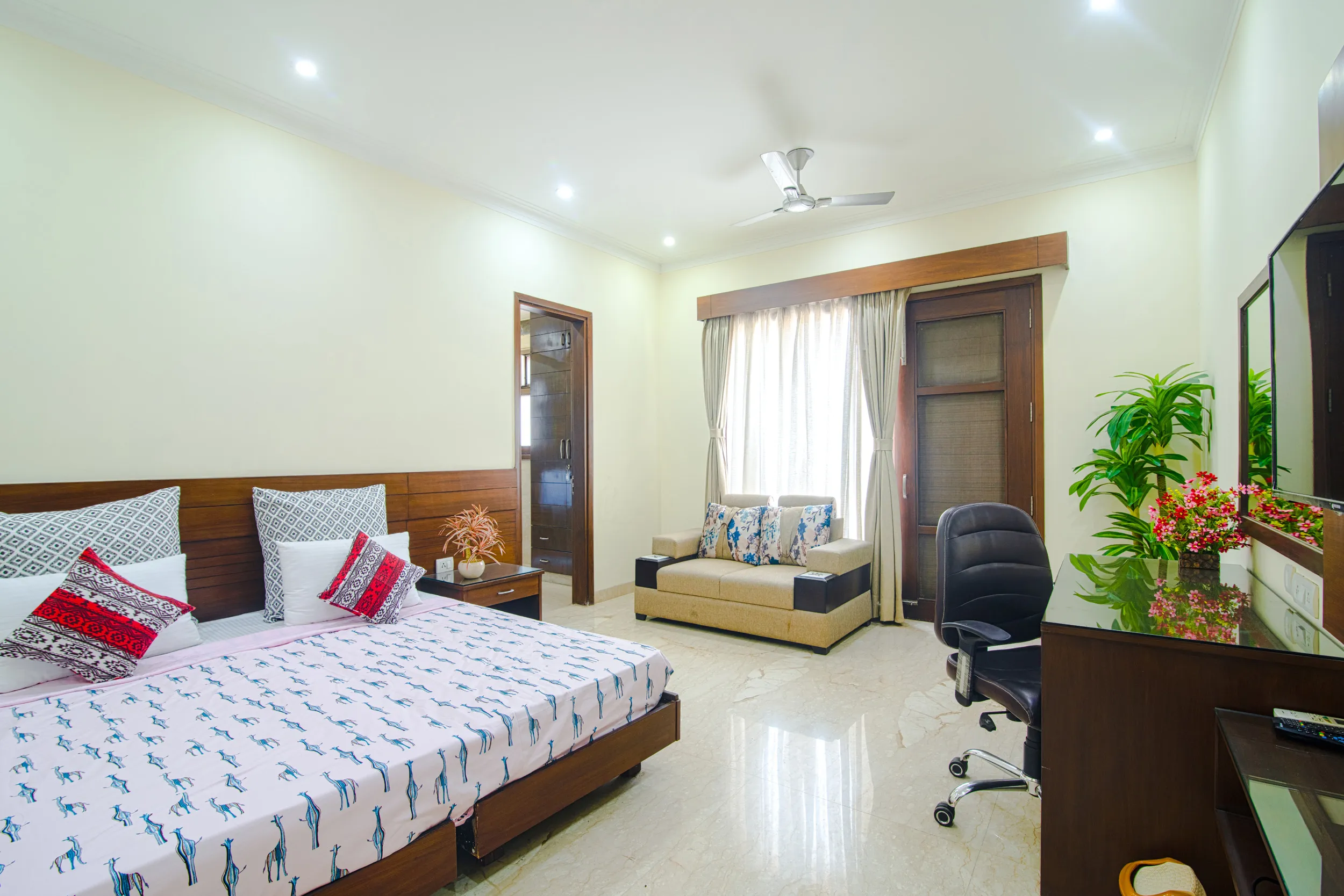 Lots of natural sunlight in the serviced studio near HUDA city - Well decorated apartment as well with all amenities