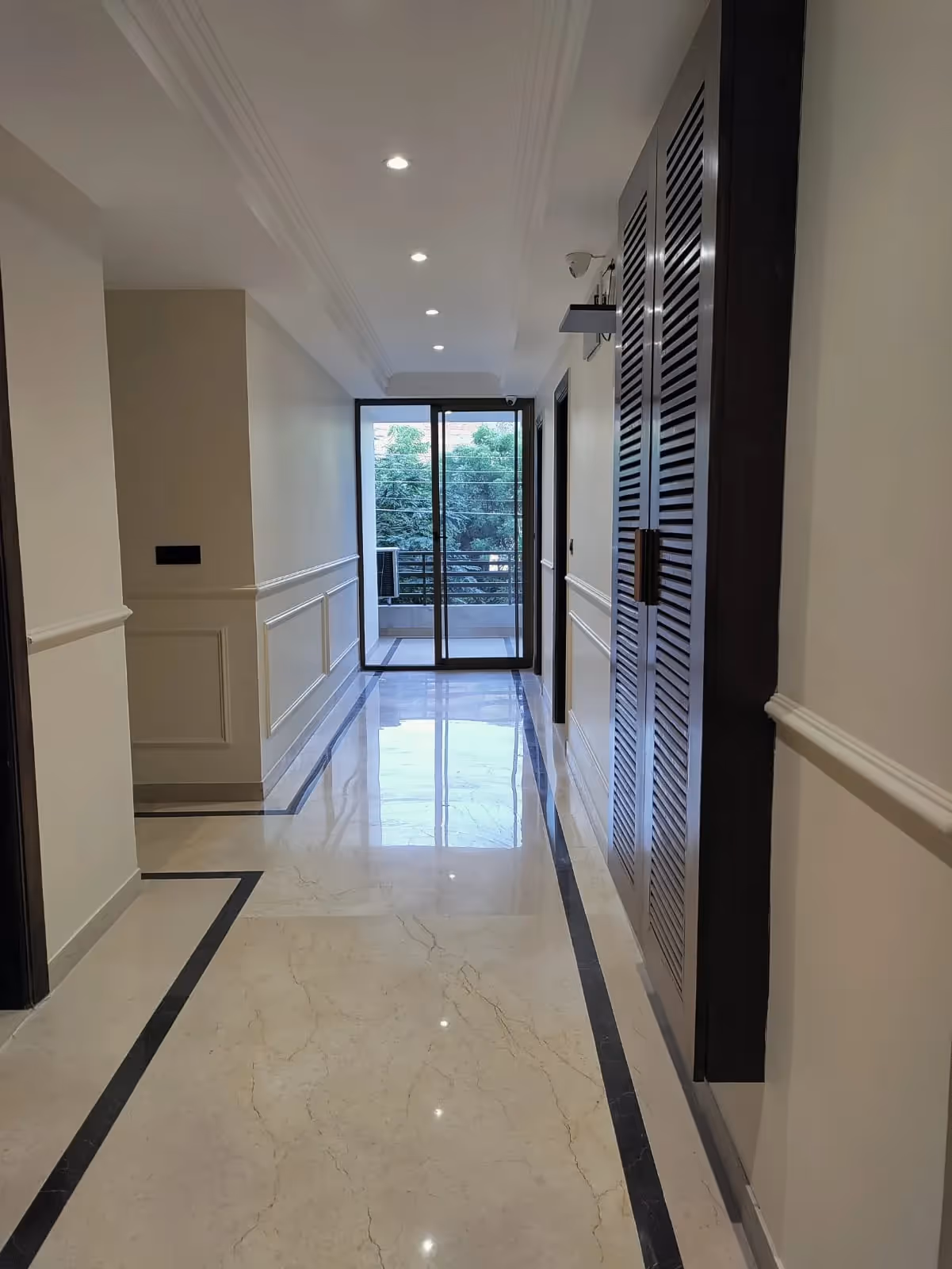 Lobby area in the building with ample lighting and airy setting