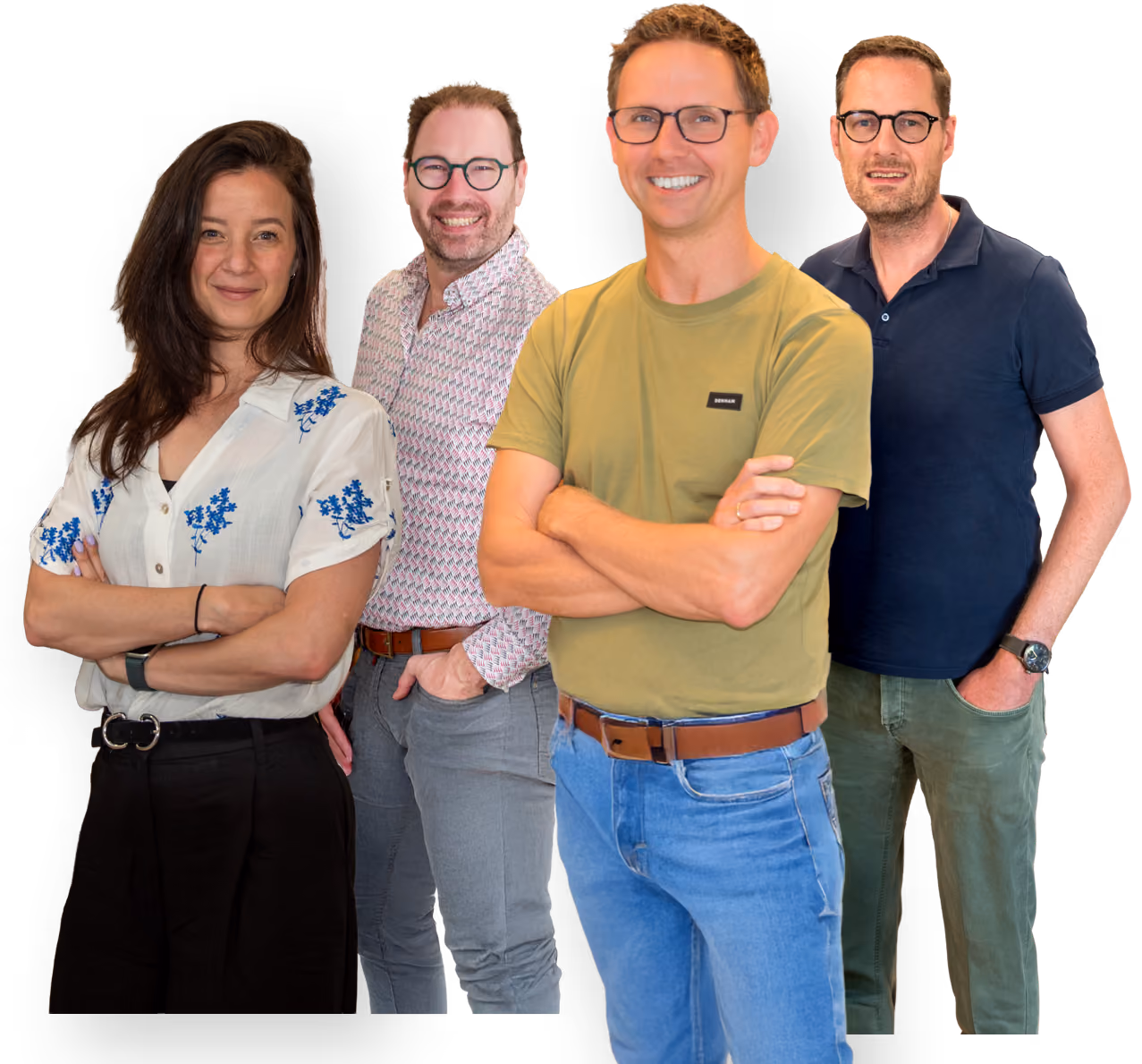 Vier lachende volwassenen, drie mannen en een vrouw, staand in een rij met de handen in de zakken of gekruist, casual gekleed.