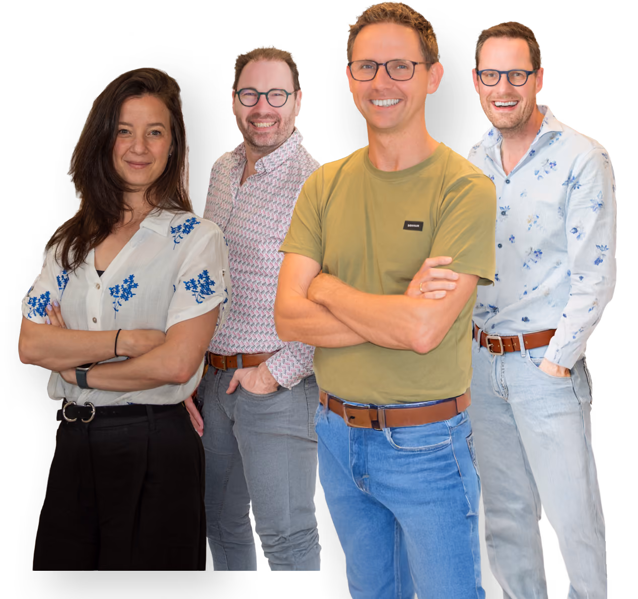 Vier lachende volwassenen, drie mannen en een vrouw, staand in een rij met de handen in de zakken of gekruist, casual gekleed.