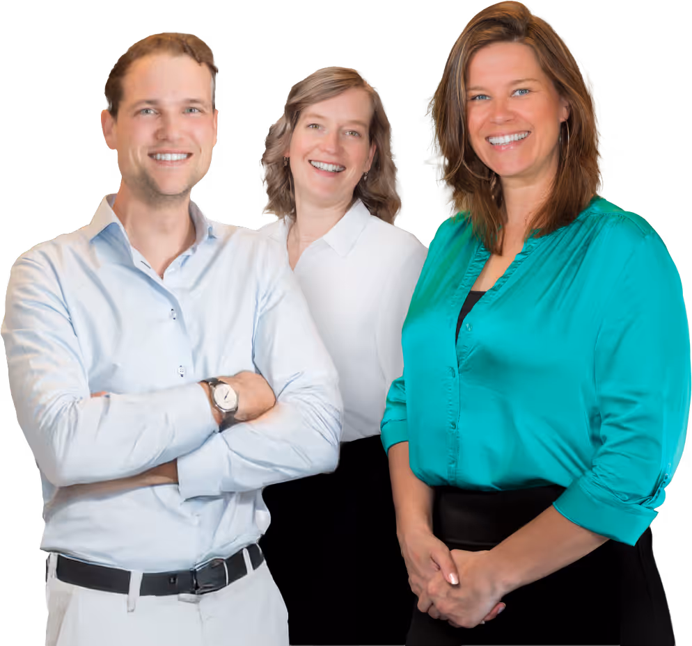 Drie lachende volwassenen, man en twee vrouwen, staand naast elkaar voor een zwarte achtergrond.