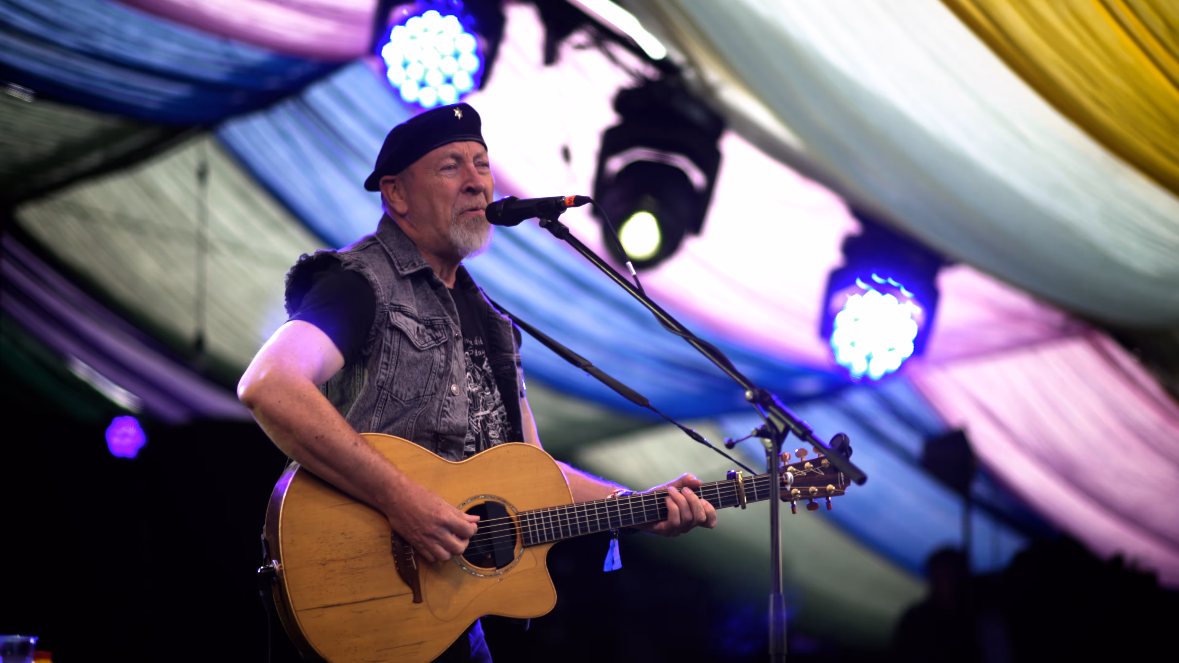 Richard Tompson performing