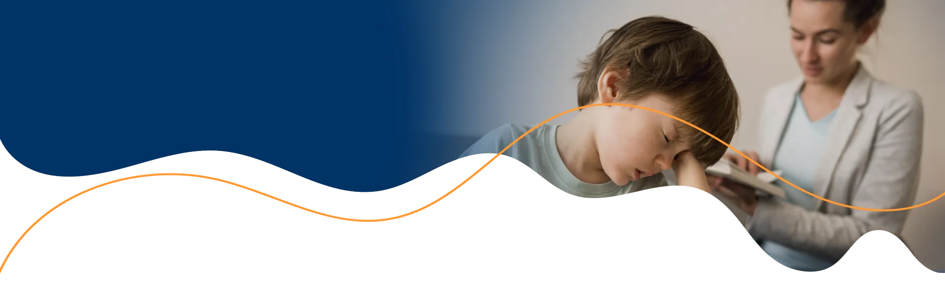 Especialista e paciente sentados a uma secretária com monitor de computador que mostra mapa cerebral.