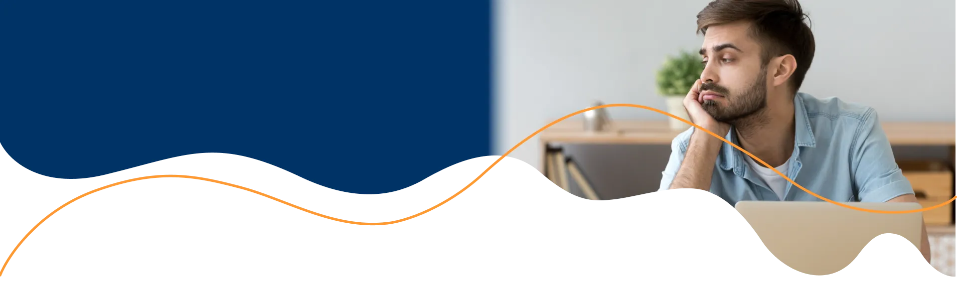 Especialista e paciente sentados a uma secretária com monitor de computador que mostra mapa cerebral.