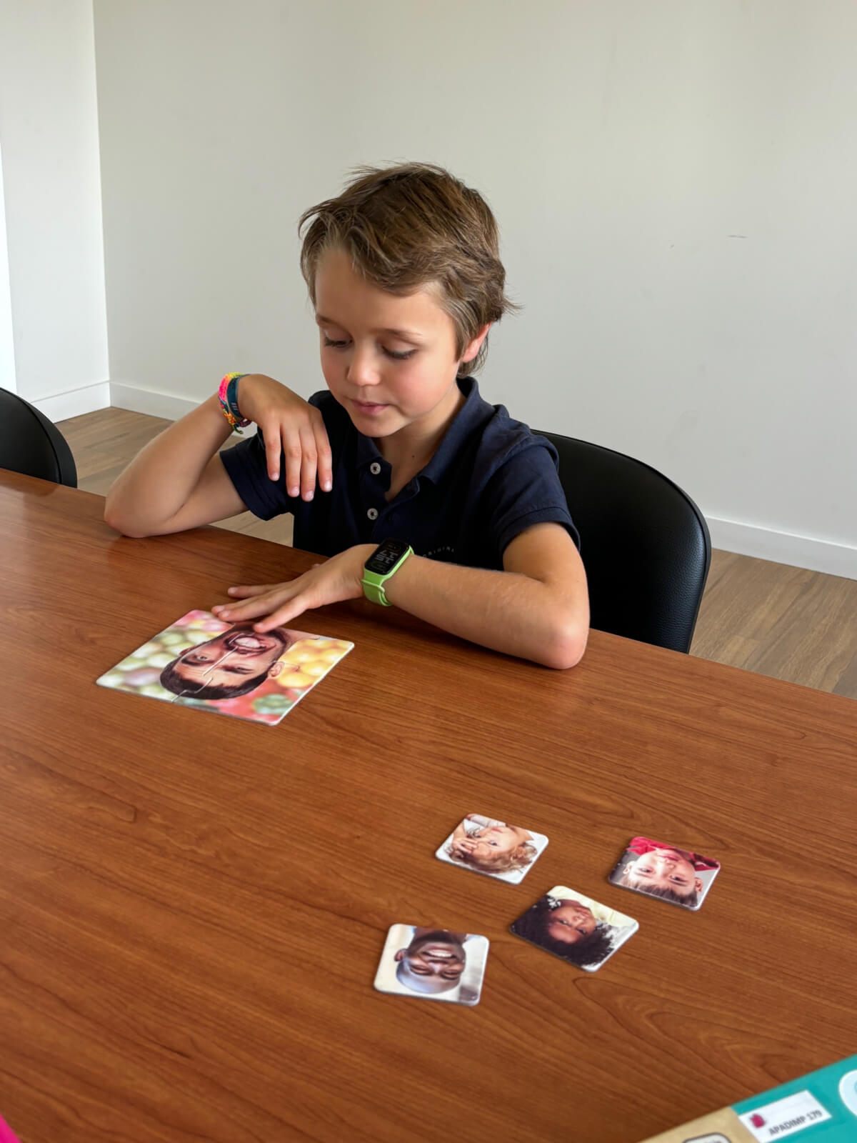 Criança sentada a secretária a fazer puzzle numa sessão de tratamento de ansiedade.