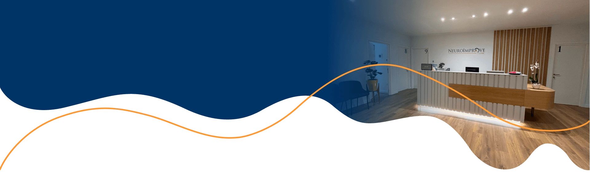 Receção da Clinica NeuroIMprove com balcão de atendimento.