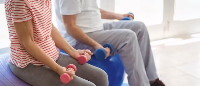 Foto van twee personen met halters