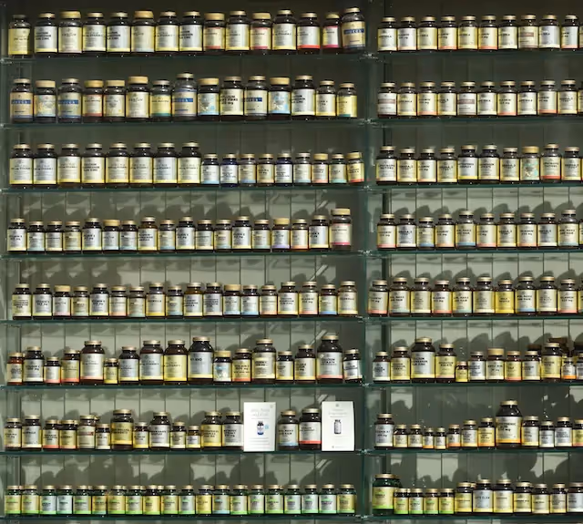 Een wand vol met potjes vitaminen en mineralen