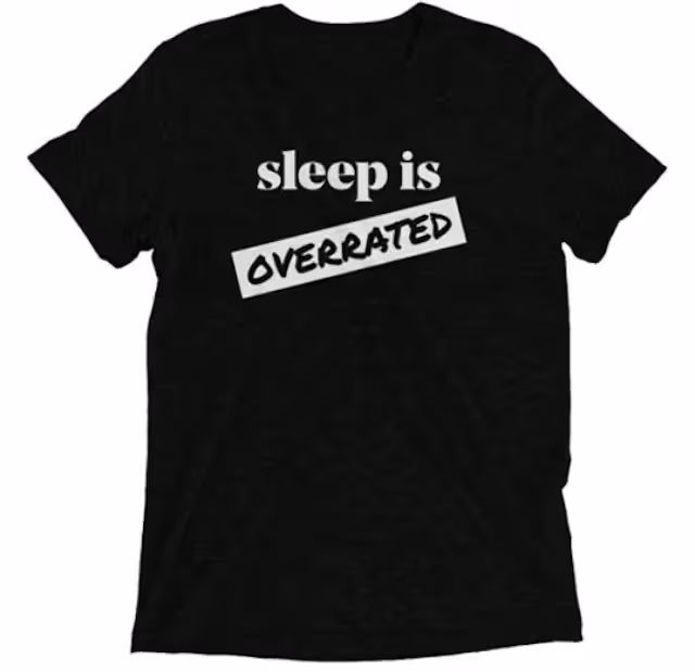 t-shirt met tekst: "Sleep is overrated"