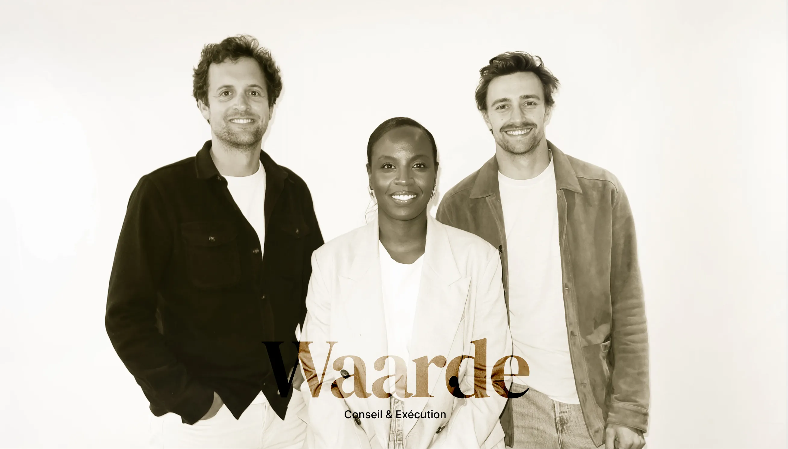 Trois personnes souriantes debout devant un mur clair, avec texte "Waarde Conseil & Exécution" en surimpression.