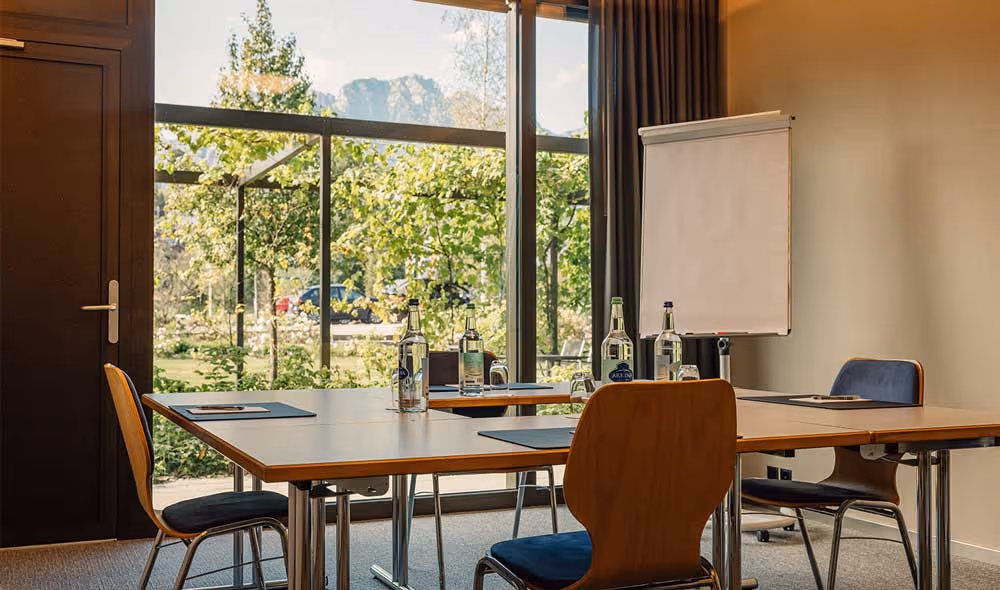 Seminar room Zulg in the main building of the Deltapark Vitalresort with seating for small meetings