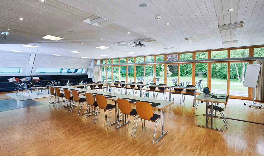 Niederhorn seminar room in the outbuilding of the Deltapark Vitalresort with seating