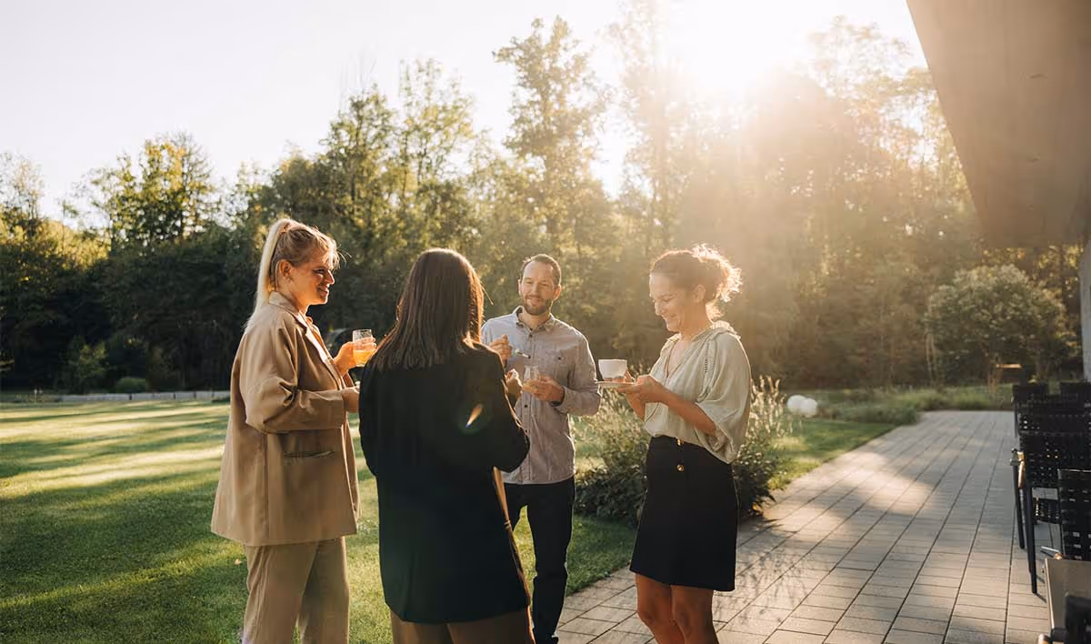Seminar guests enjoy a coffee break in the outdoor area of the seminar rooms at the Deltapark Vitalresort