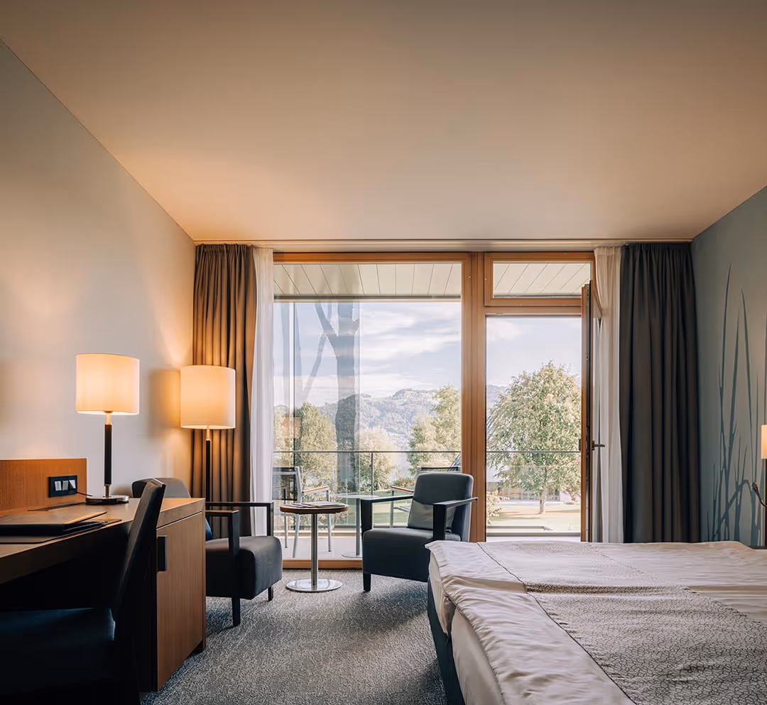 Double room with lake view of Lake Thun