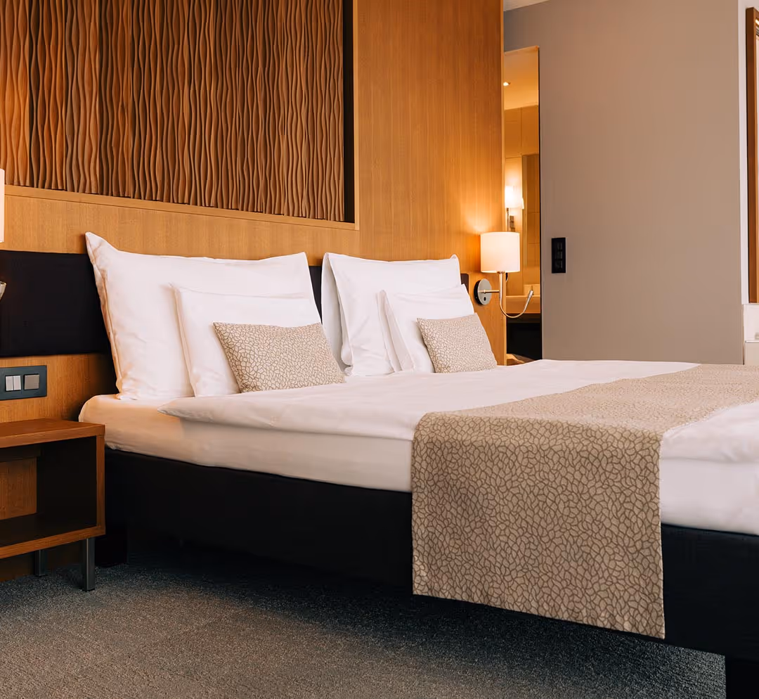 Suite with double bed and bathtub and lake view on Lake Thun