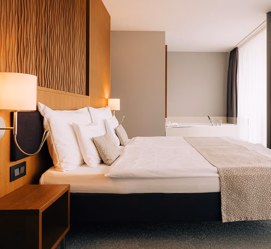 Suite in the Deltapark Vitalresort with double bed and bathtub
