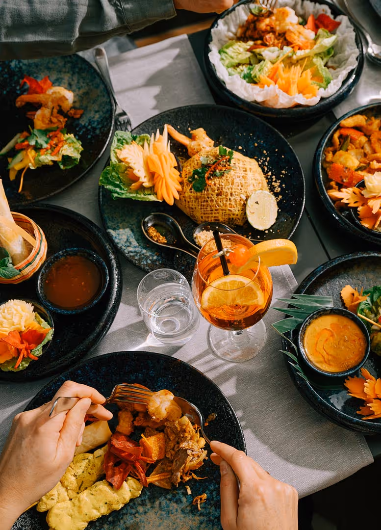 Tisch mit verschiedenen Thaigerichte des Restaurants Deltaverde am Thunersee