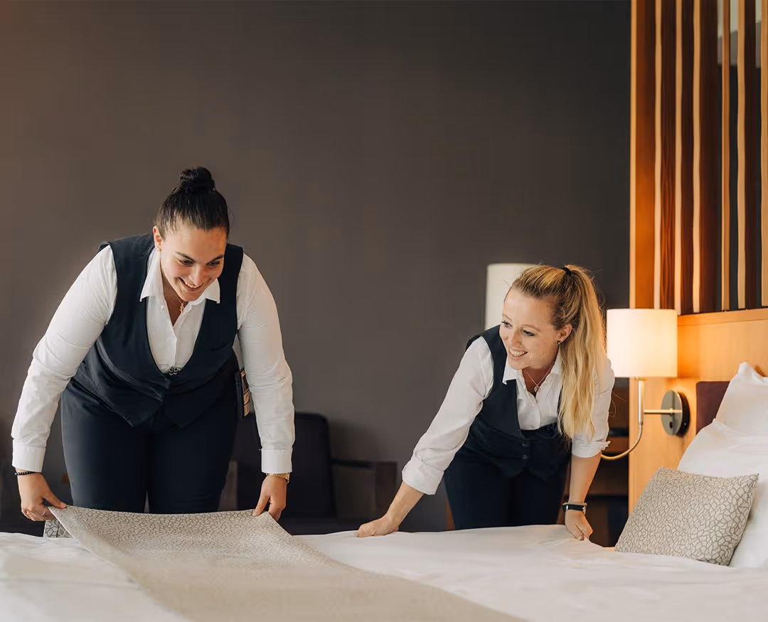 Housekeeping staff in the hotel room of the Deltapark Vitalresort