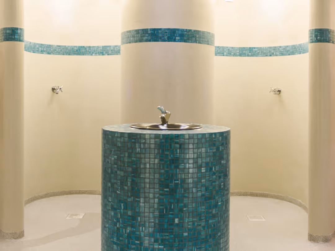 Grünen Eisbrunnen in der Wellnessanlage des Deltapark Vitalresort am Thunersee