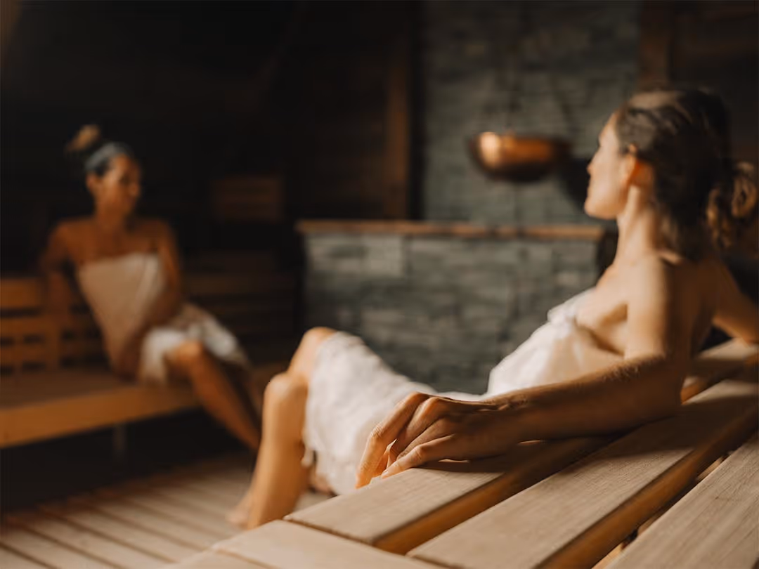 Zwei Frauen in der Bio-Sauna 