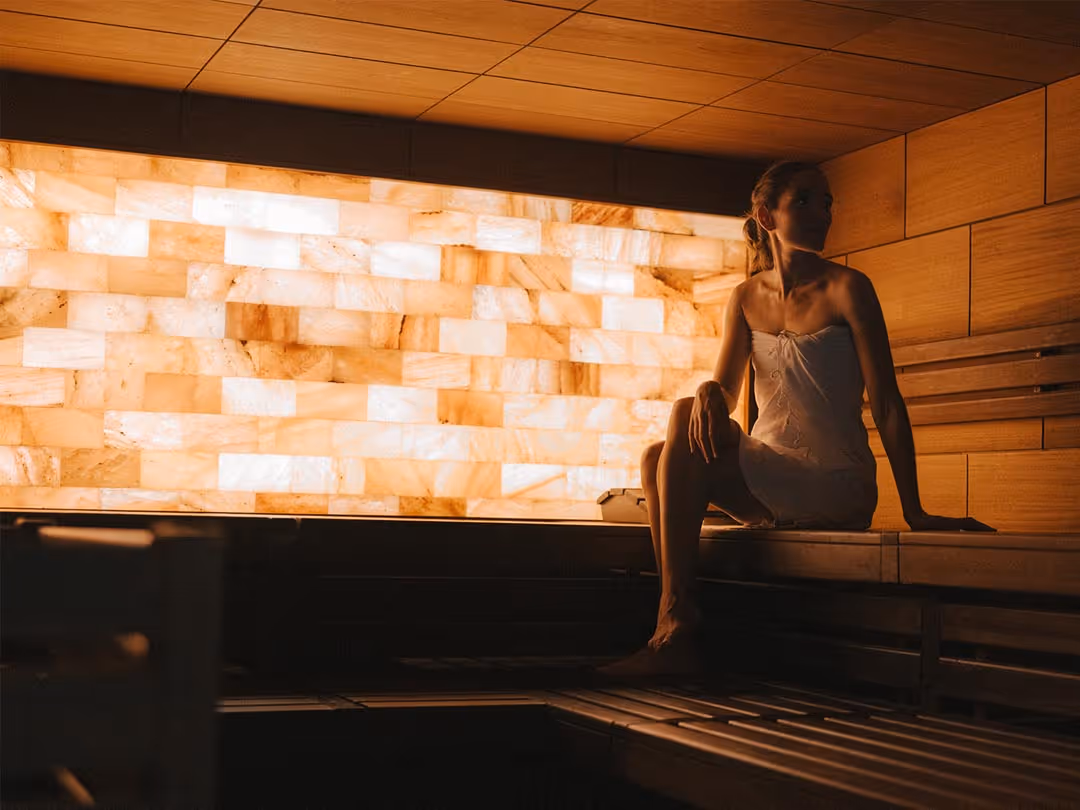 Frau in der Sauna mit Gebirgssalt