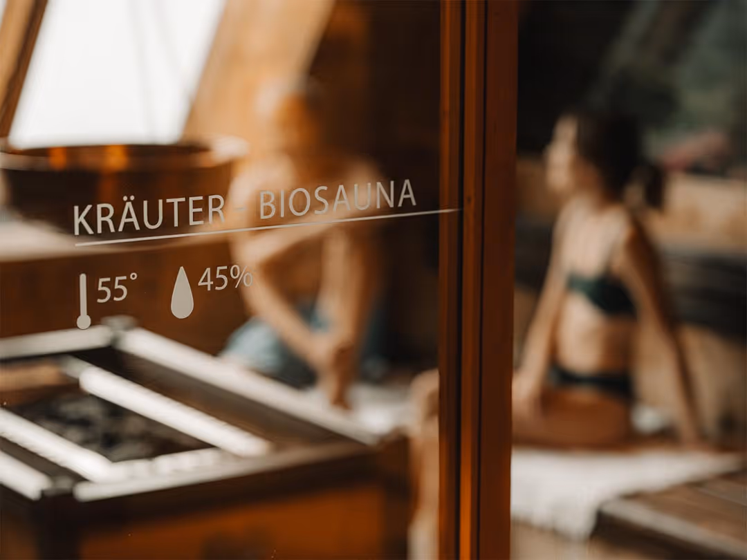 Käruter-Bio-Sauna mit Personen im Deltapark Vitalresort