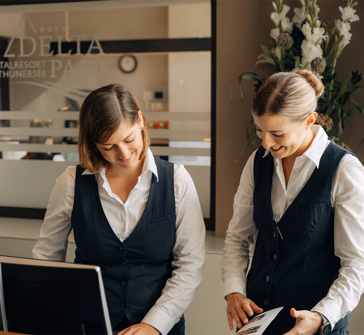 Reception staff at the Deltapark Vitalresort