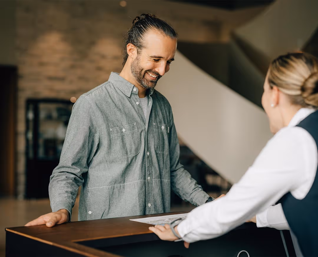 Guest advice at the reception desk