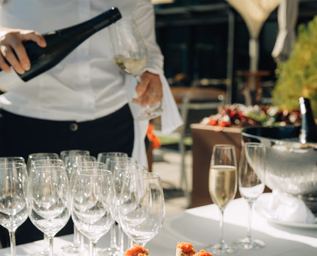 Employee pours wine for the guests of the Deltapark Vitalresort at the aperitif