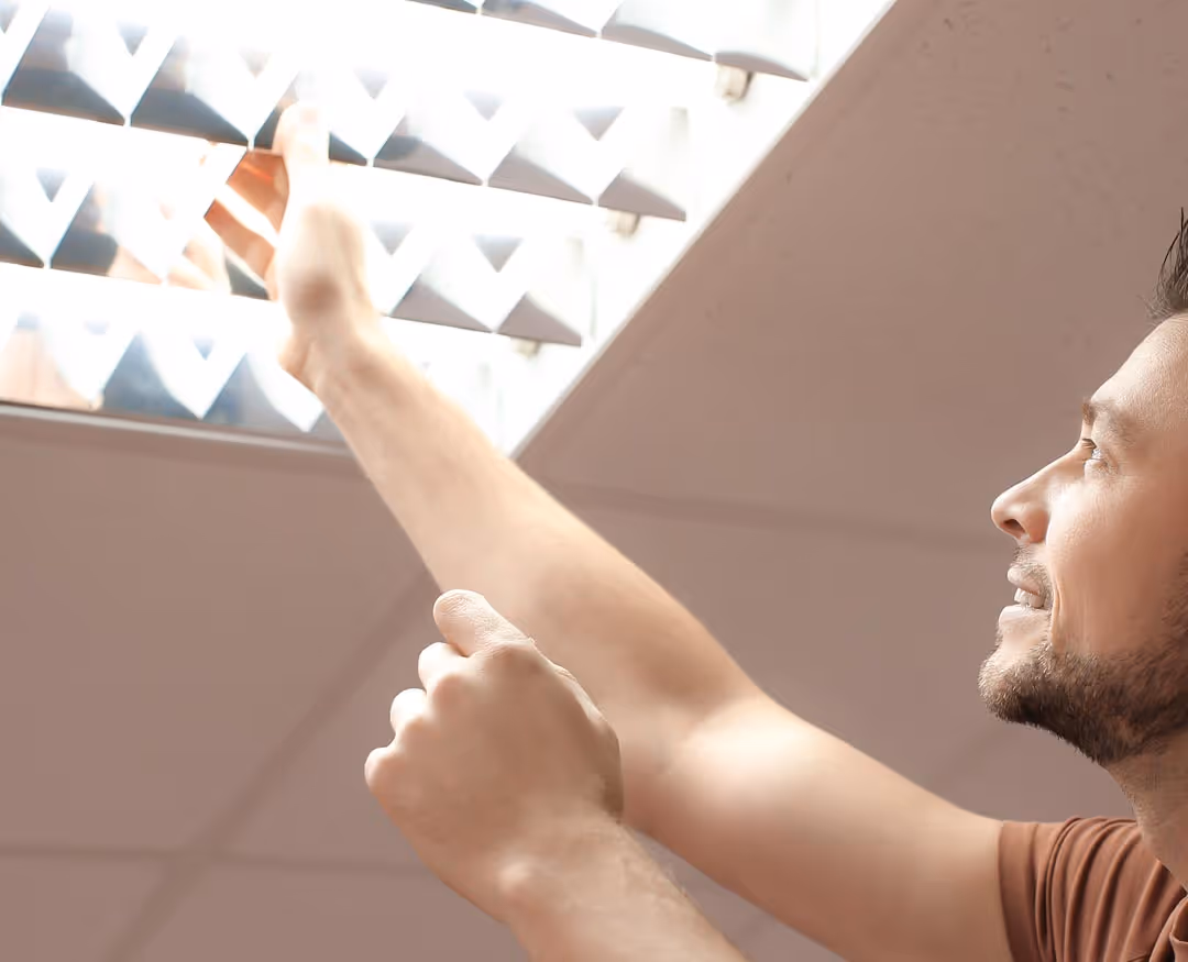 Repairs to the light by an employee of the Deltapark Vitalresort technical service