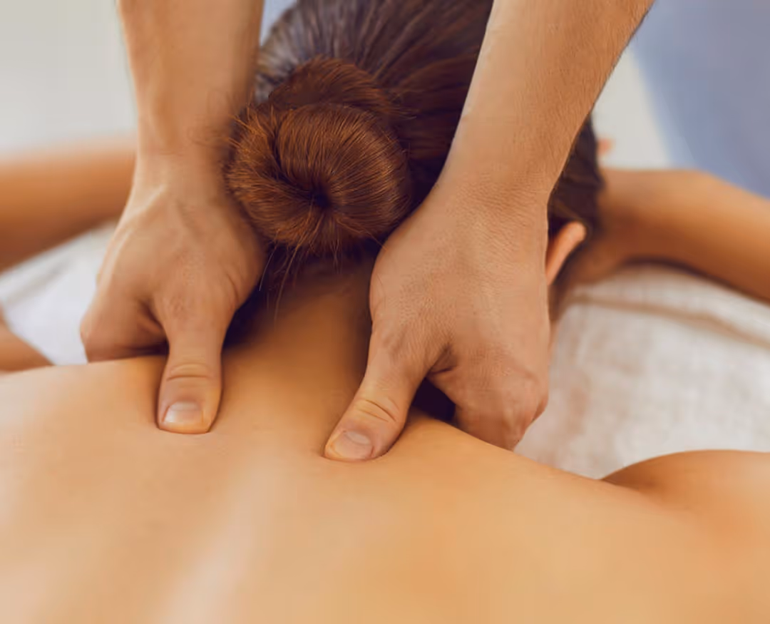 Frau bei der Mumelikräutermassage im Deltapark Vitalresort
