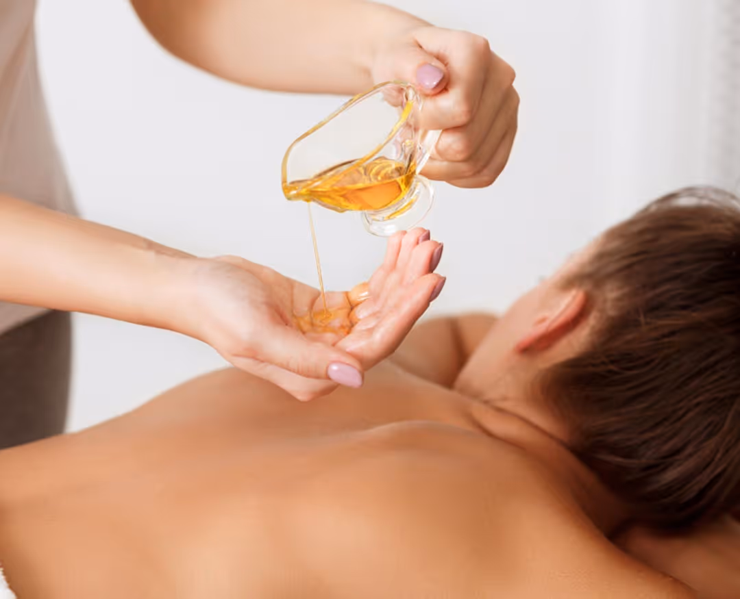 Aromaöl wird auf der Haut einmassiert