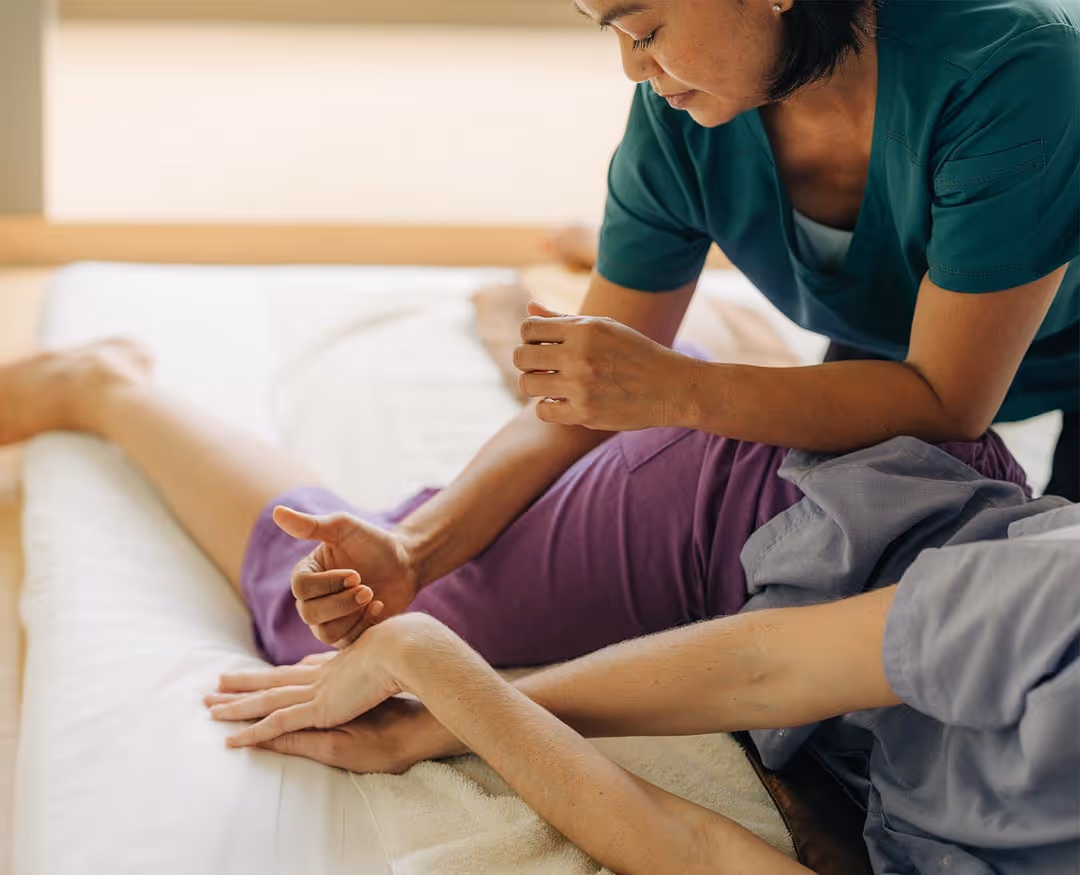 Massagetherapeutin behandelt Kundin mit der Thai Massage