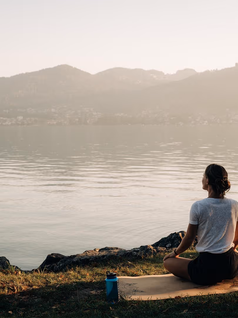 Yoga directly on Lake Thun at the Deltapark Vitalresort